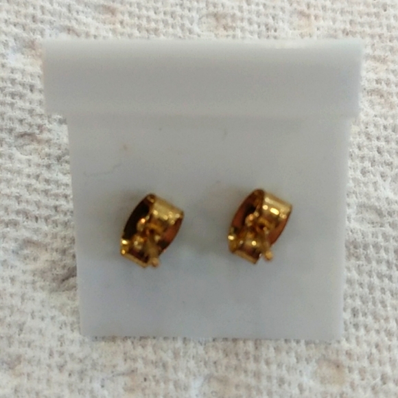 *3/$20* New Vintage Jade Gem Stone pierced stud earrings - Picture 2 of 3